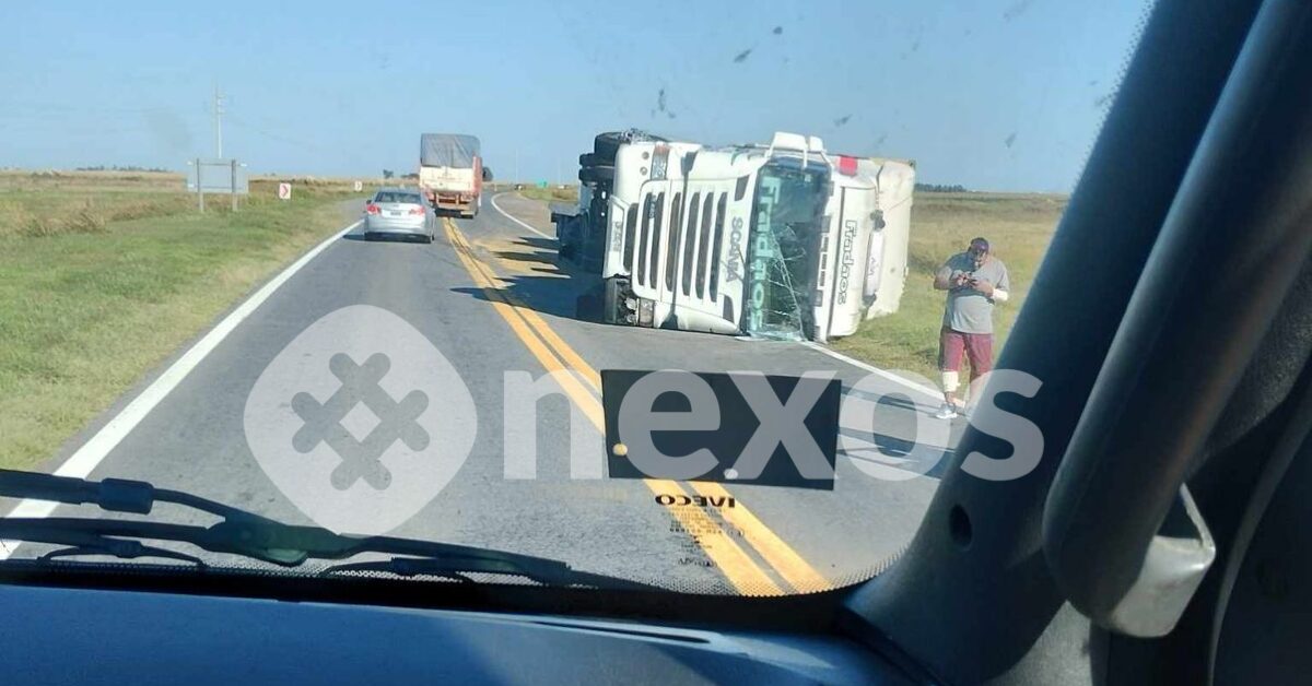 Laboulaye. Un camión perdió el control y volcó en la Ruta Nacional Nº 7