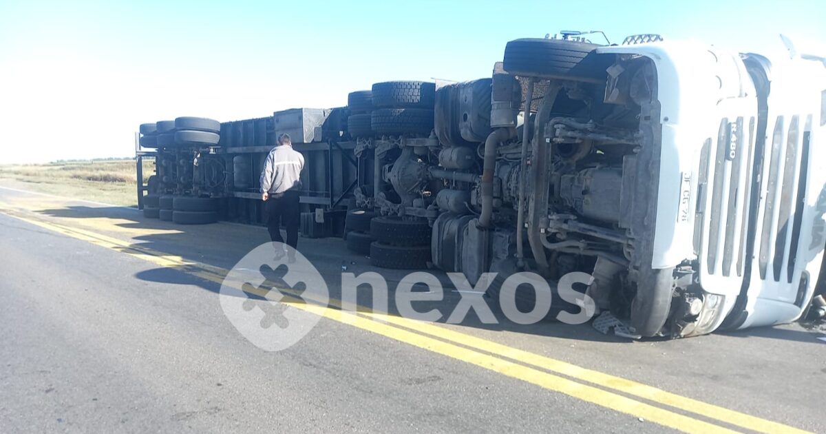Laboulaye. Un camión perdió el control y volcó en la Ruta Nacional Nº 7